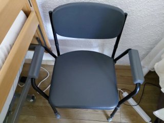 Silla portátil con orinal incorporado discreto