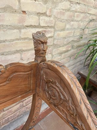 Silla antigua de madera tallada estilo Savonarola