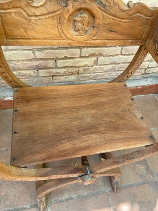 Silla antigua de madera tallada estilo Savonarola