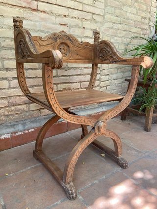 Silla antigua de madera tallada estilo Savonarola