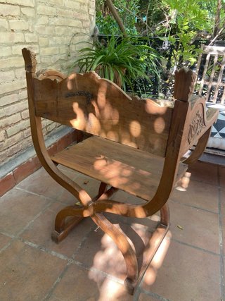 Silla antigua de madera tallada estilo Savonarola