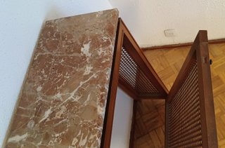 Cubre radiador clásico de madera y mármol