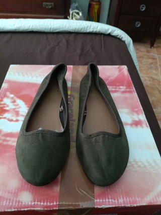 Dos manoletinas de ante , negra y verde oliva