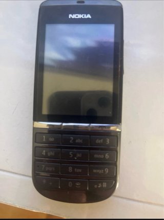 Nokia asha 300 va perfectamente y trae el cargador