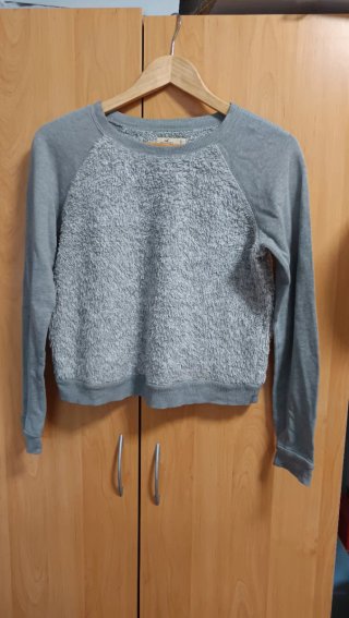 Sudadera corta Hollister gris peludita talla S