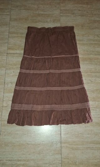 T40, Elizabeth Scott, falda larga marron