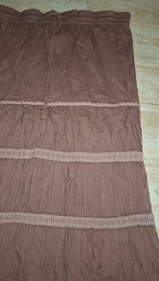 T40, Elizabeth Scott, falda larga marron