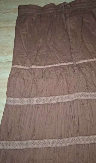 T40, Elizabeth Scott, falda larga marron