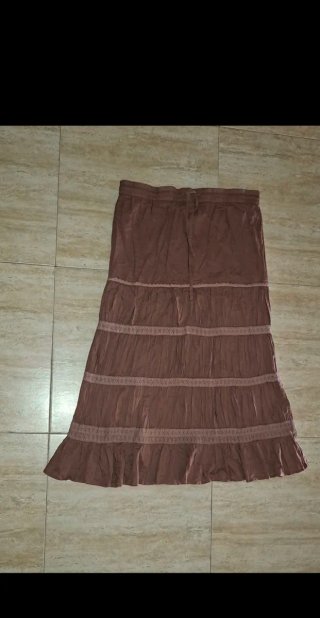 T40, Elizabeth Scott, falda larga marron