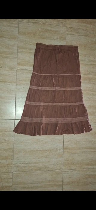 T40, Elizabeth Scott, falda larga marron