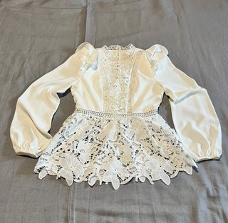 Blusa romántica blanca de Fetiche Suances
