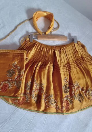 Conjunto minifalda y bolsito seda raso bordado
