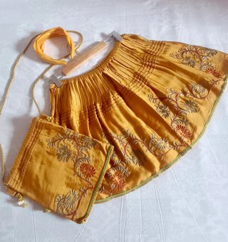 Conjunto minifalda y bolsito seda raso bordado