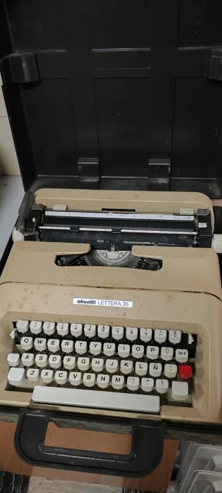 Maquina de escribir antigua
