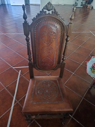 Mesa de jantar com 8 cadeiras ideal para espaços r