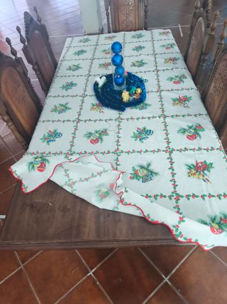 Mesa de jantar com 8 cadeiras ideal para espaços r