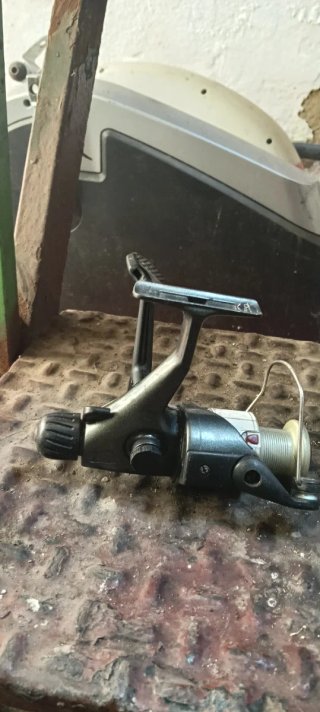 Carrete Pescar Luxury 1000  en Perfecto Estado