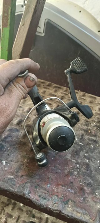Carrete Pescar Luxury 1000  en Perfecto Estado