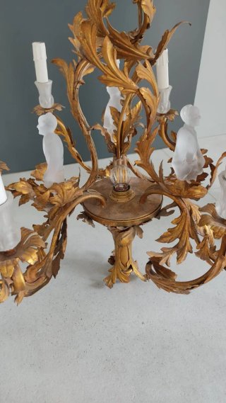 Lampadario di ferro con statuine di vetro