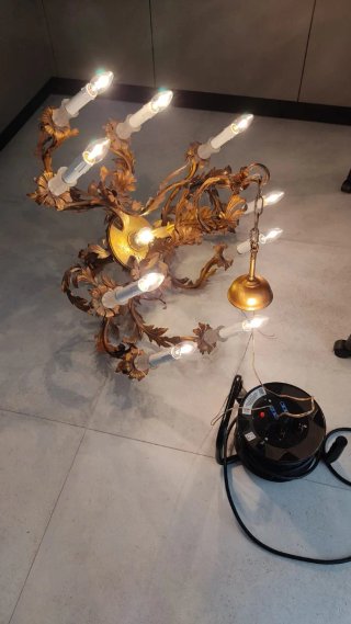 Lampadario di ferro con statuine di vetro