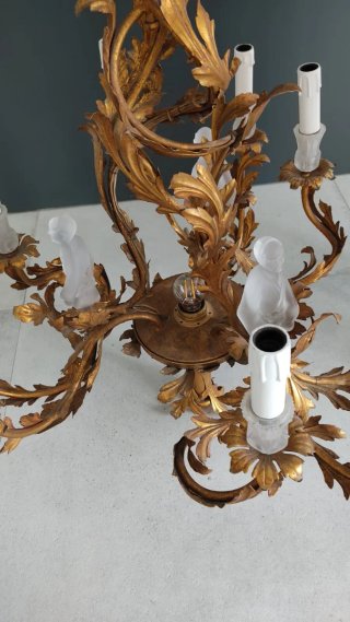 Lampadario di ferro con statuine di vetro