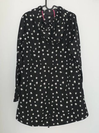 Chubasquero ligero negro estampado corazones