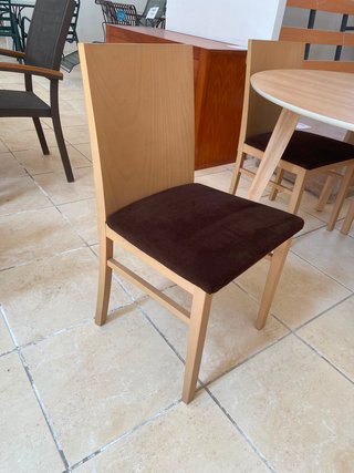 Sillas de comedor en  madera tapizadas