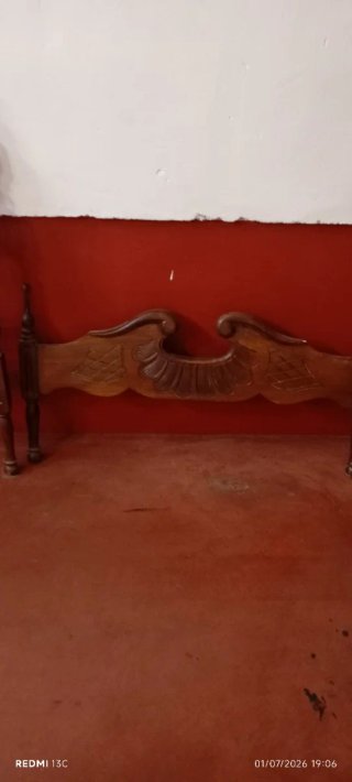 Cabecero y piecero cama de madera antigua labrada