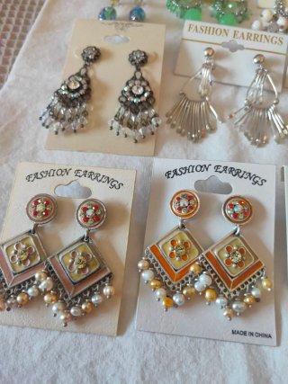 Pendientes largos de varios colores a 2 euros und.