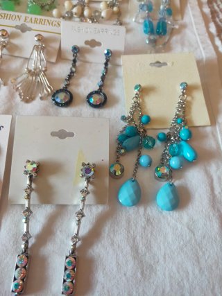 Pendientes largos de varios colores a 2 euros und.