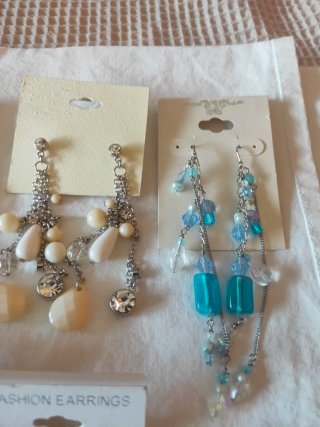 Pendientes largos de varios colores a 2 euros und.