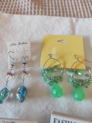 Pendientes largos de varios colores a 2 euros und.