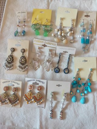 Pendientes largos de varios colores a 2 euros und.