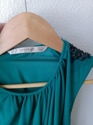 Vestido con detalles de pedrerías