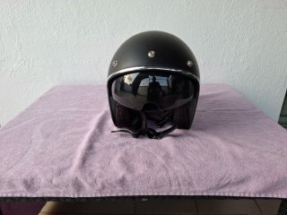 Casco moto jet negro mate marca KUM