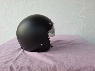 Casco moto jet negro mate marca KUM