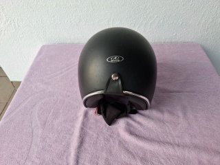 Casco moto jet negro mate marca KUM