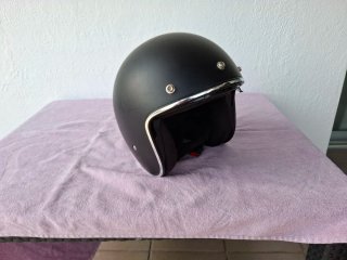 Casco moto jet negro mate marca KUM
