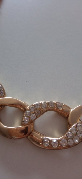 Collar dorado con incrustaciones de brillantes.