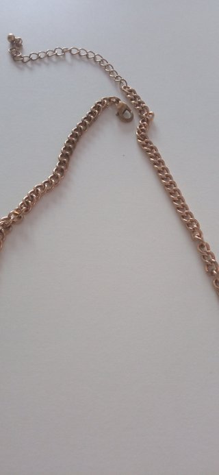 Collar dorado con incrustaciones de brillantes.