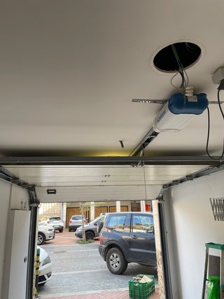 Puerta automática elevadora