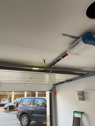 Puerta automática elevadora
