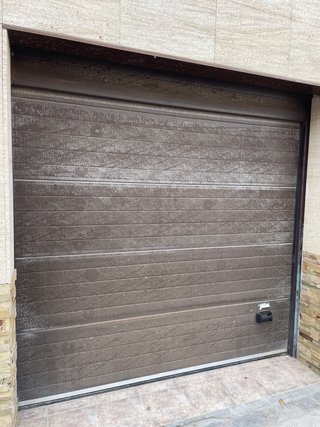 Puerta automática elevadora