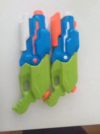 Pistolas de agua 5 euros cada una