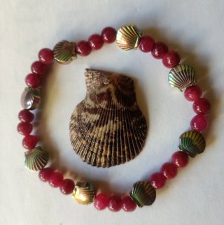 Pulsera de Rubí indio con conchas de Hematite