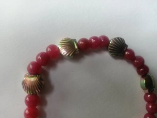 Pulsera de Rubí indio con conchas de Hematite