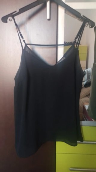 Camiseta negra ade tirantes fino