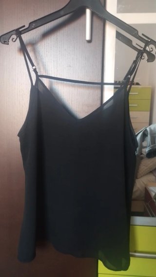 Camiseta negra ade tirantes fino