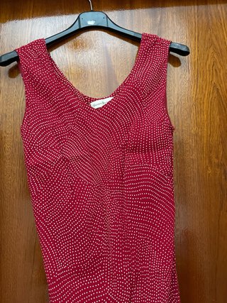 Vestido elegante rojo con topos blancos