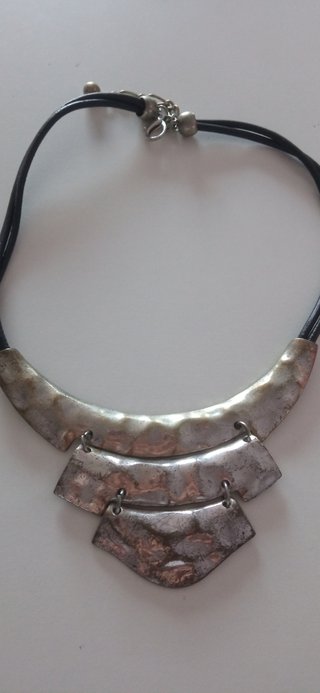 Collar plateado tipo egipcio